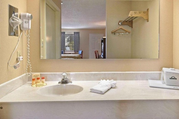 Days Inn by Wyndham Asheville North image 16